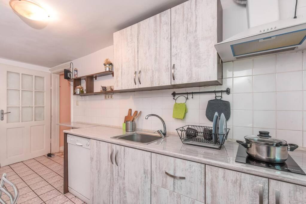 Spacious And Cozy 3 Bedroom Apartment In Downtown Sófia Exterior foto